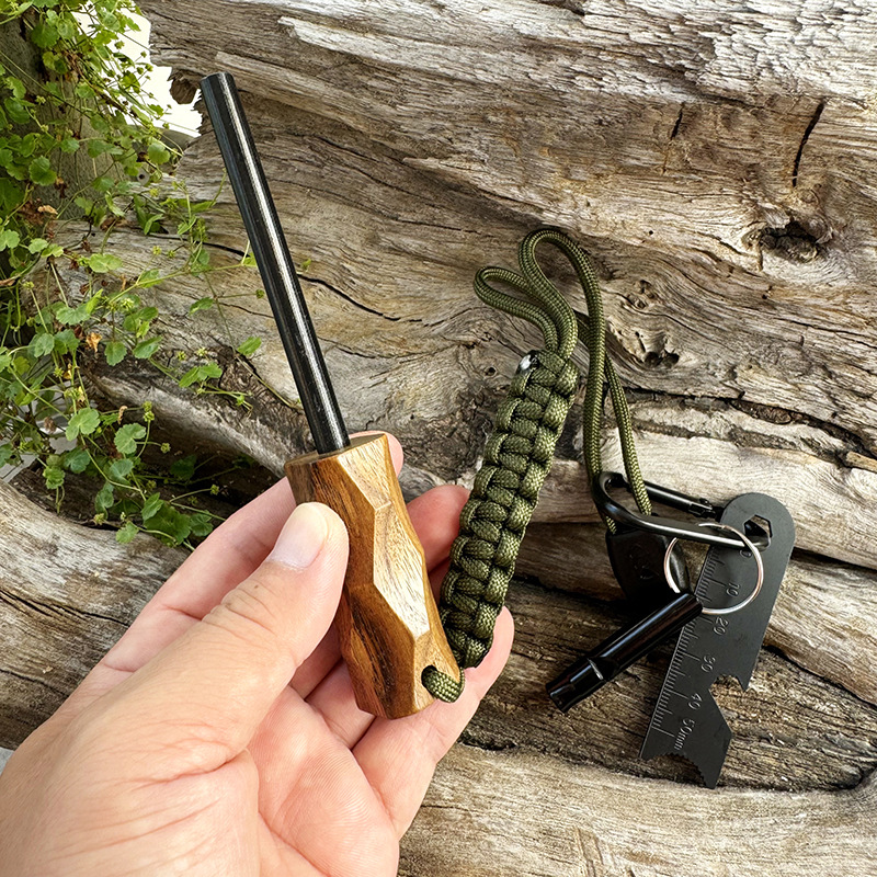 ที่จุดไฟแบบใช้หินเหล็กไฟกลางแจ - Ferro Rod Striker บทวิจารณ์และราคา